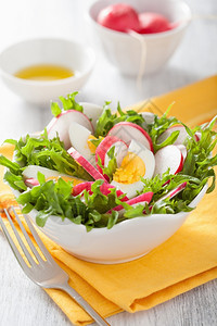 健康沙拉配有鸡蛋萝卜和青菜图片