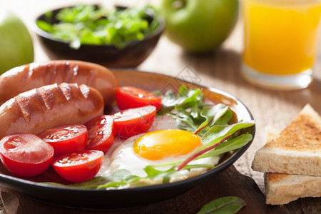 平底锅内含番茄鸡蛋热狗的早餐图片