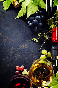 葡萄酒和的食品背景有很多复制空间图片