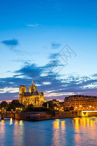 法国巴黎黄昏圣母大教堂图片