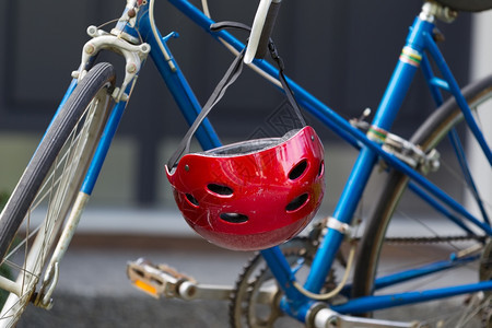 使用过的红色自行车头戴红色盔背景为家图片
