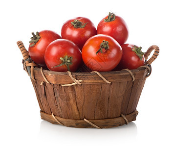 红西柿在一篮子中孤立在白色上图片