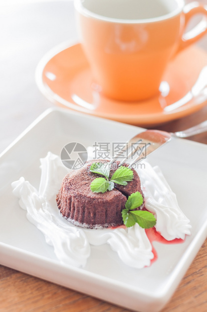 巧克力熔岩蛋糕叉子和咖啡杯股票照片图片