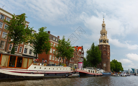 阿姆斯特丹运河Oudesschans和荷兰蒙特尔巴安斯托伦塔市图片