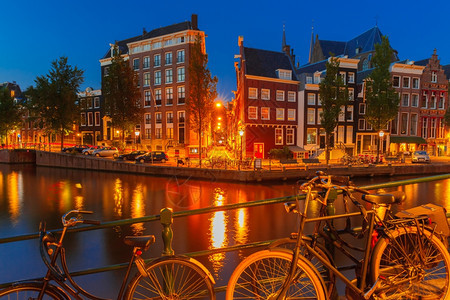 阿姆斯特丹运河边的自行车图片