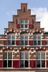 在荷兰莱顿用窗户的人群便捷通道图片