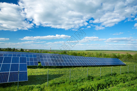 太阳能电池板对抗光晴天背景图片