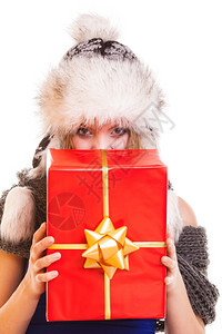 圣诞节日情人39日庆和欢乐的人们概念穿着冬假毛帽的女孩和带红礼盒的图片