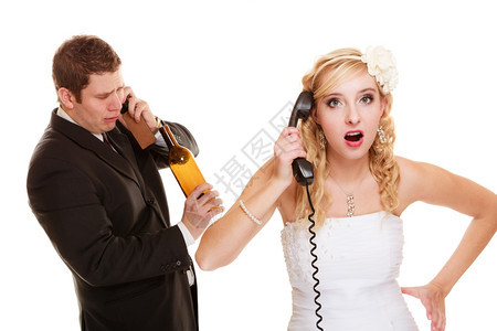 夫妻关系困难愤怒的女人和醉汉在电话上聊天夫妻新娘和郎在白线上吵架成瘾和酗酒图片