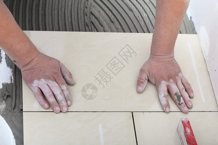 房屋改良翻新建筑工人砖铺瓦瓷地板粘合图片