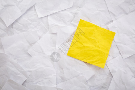 白色折叠纸条背景的空白黄色粘贴纸条背景图片