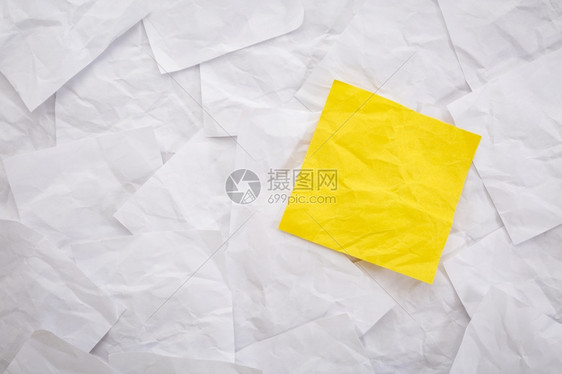 白色折叠纸条背景的空白黄色粘贴纸条图片