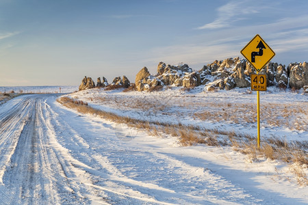 位于科罗拉多北部自然堡草原的冬季风景一个带有弹孔的公路标志图片