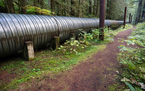 一条输水管道将运到发电机室用高清图片