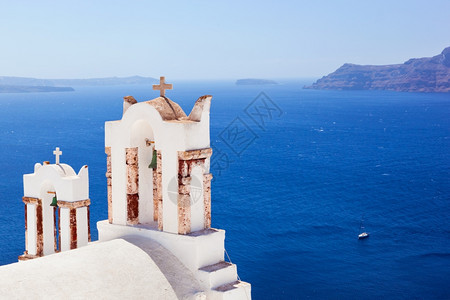 希腊圣托里尼岛的Oia镇传统的钟声和交叉横越卡尔德拉岛爱琴海图片