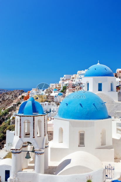 希腊圣托里尼岛的Oia镇希腊传统和著名的房屋教堂在爱琴海的卡尔德拉岛上空有蓝色圆丘图片