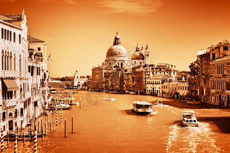 威尼斯意大利运河和巴西利卡圣玛亚图片