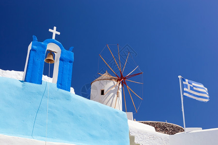希腊圣托里尼岛的奥亚镇著名风车教堂和悬崖在卡尔德拉爱琴海图片