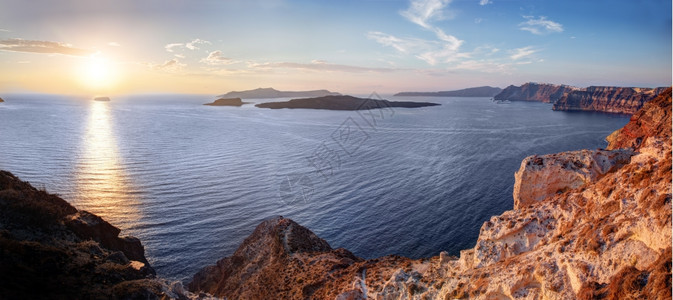 希腊圣托里尼岛的克夫和火山岩日落时见卡尔德拉和爱琴海图片