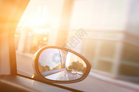 汽车驾驶期间后视镜里阳光照耀的景色图片