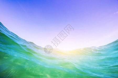 海水中的动态浪从线看下和蓝阳光的天空图片