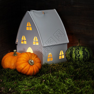 木箱中小房子和南瓜的秋季成分背景图片