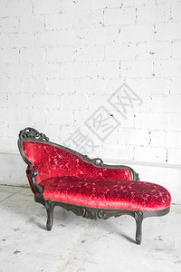 现代红沙发在古董房中的当代风格图片