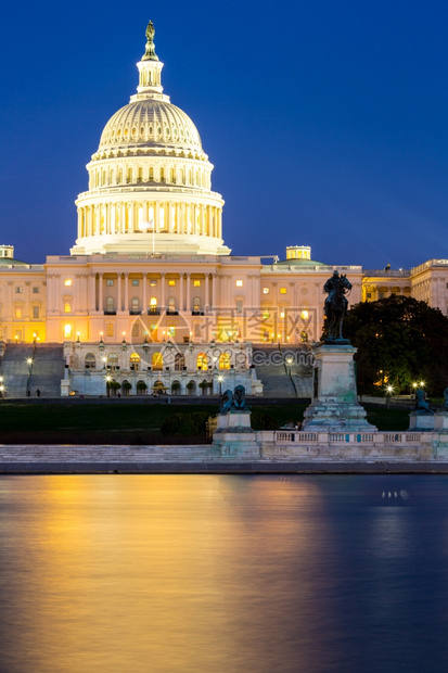 美国会大厦在华盛顿特区黄昏图片
