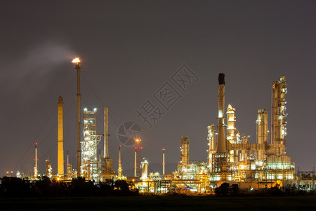 夜间炼油厂图片