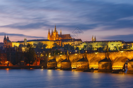 布拉格城堡查尔斯桥和日落时的小区捷克布拉格图片