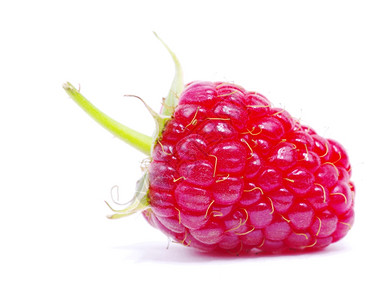 白色背景上隔离的新鲜raspberry关闭图片