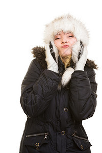 冬假穿着温暖衣服的快乐正派女孩穿着毛帽的快乐女青年在白衣上亲吻图片