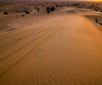 有着沉沙天空的漠景观图片