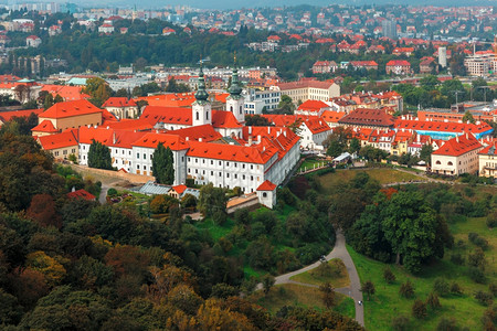 捷克布拉格Strahov修道院和Hradcany上空的中观察图片