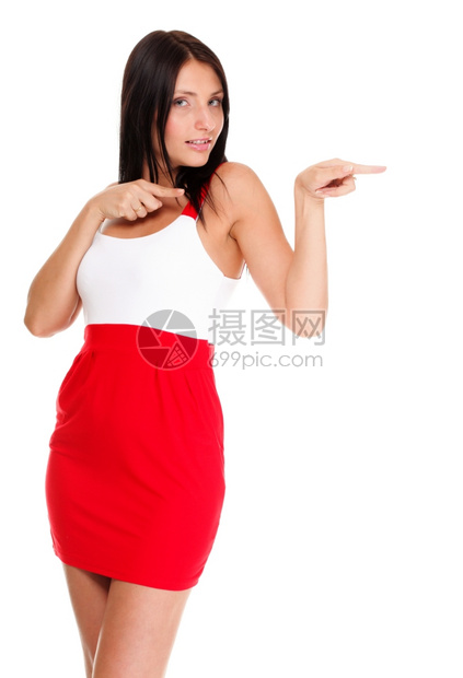 穿着短红色热衣服的感拉丁孤立的白人嬉皮女青年双手对着侧图片