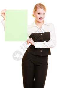 广告年轻女持有空白复制间绿色横幅孤立在白色上商业女推荐您的产品图片
