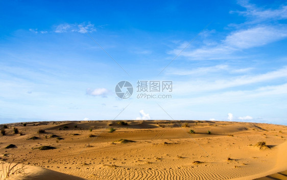 蓝天空的沙漠景观图片