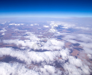 空中天和云层背景图片