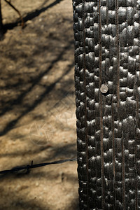 在俄勒冈荒野的一个被烧毁铁丝网围栏哨所图片