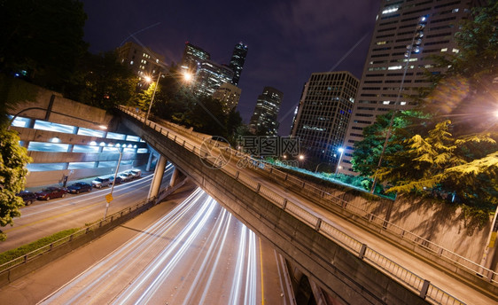 夜间在西雅图华盛顿高速公路上长时间图片
