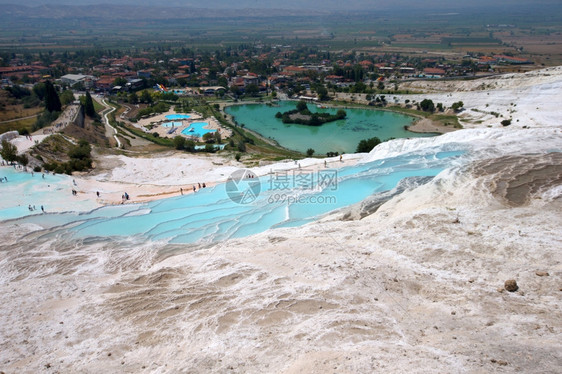 土耳其帕穆卡勒著名的美丽圆形游泳池和露台图片