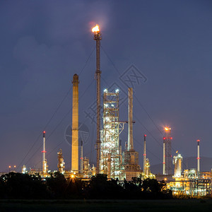 夜间全景石油炼厂图片