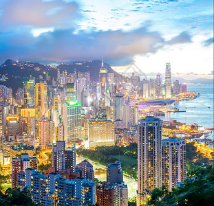 全景香港城市天际从黄昏的布雷马山图片