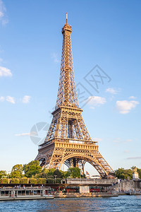 Eiffel铁塔蓝色天空沿法国巴黎河西内边法国巴黎图片