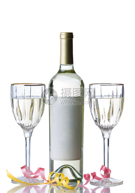 白色葡萄酒未开瓶的垂直图像装满眼镜和政党彩带在白色背景和反光上隔开图片