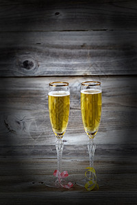 金香槟的垂直图像以优雅的眼镜图片