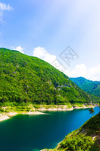 山区湖美丽的泊森林和山丘风景图片