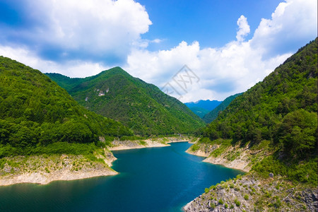 山区湖美丽的泊森林和山丘风景图片