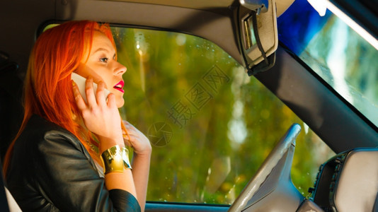 年轻女司机在开车时打电话图片