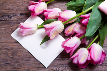 粉红色郁金香花束和木上明信片图片